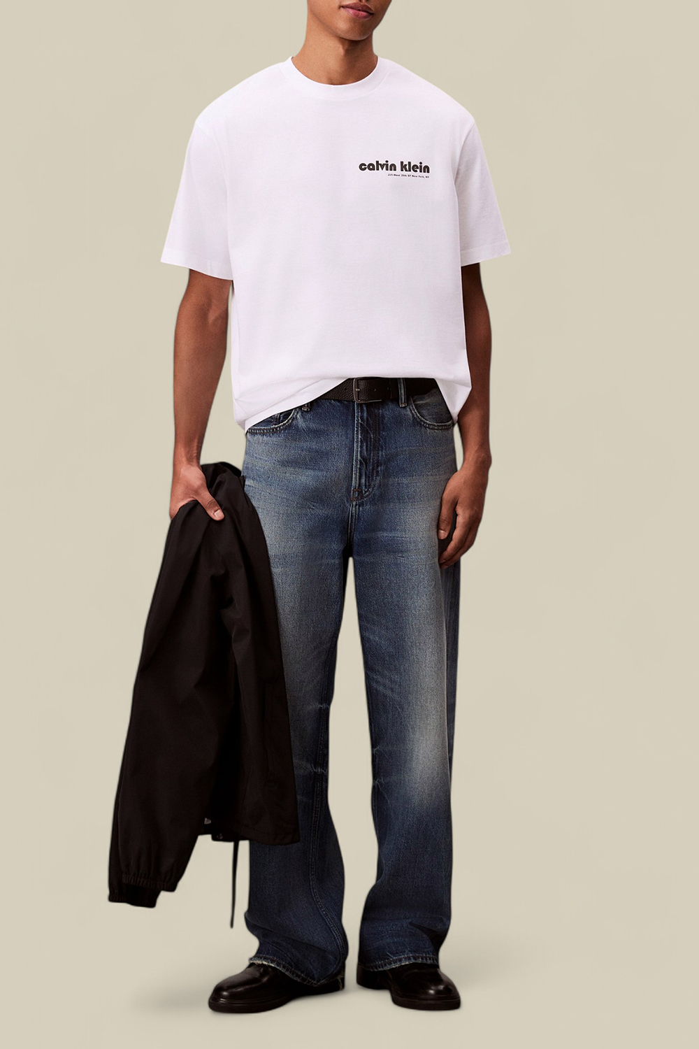 תמונת כל הלוק של חולצת טי